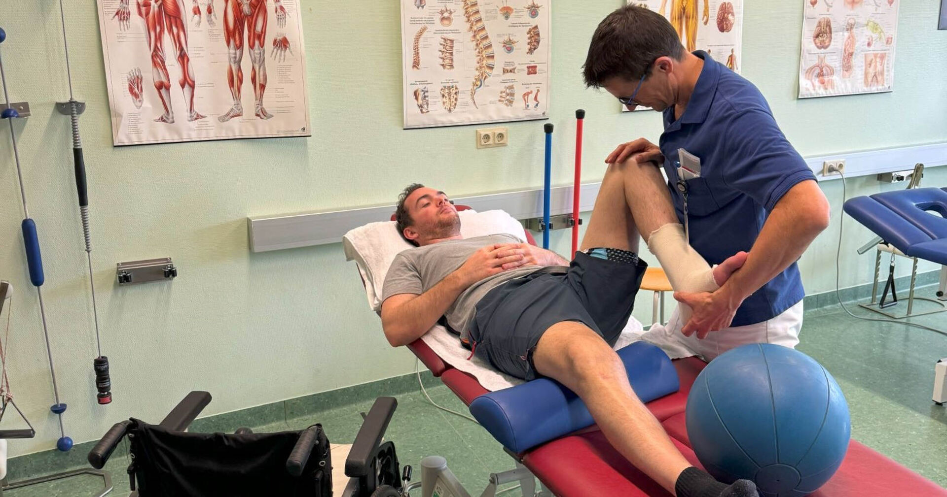 Rallye-Dakar-Sieger Matthias Walkner bei der Physiotherapie auf Reha.