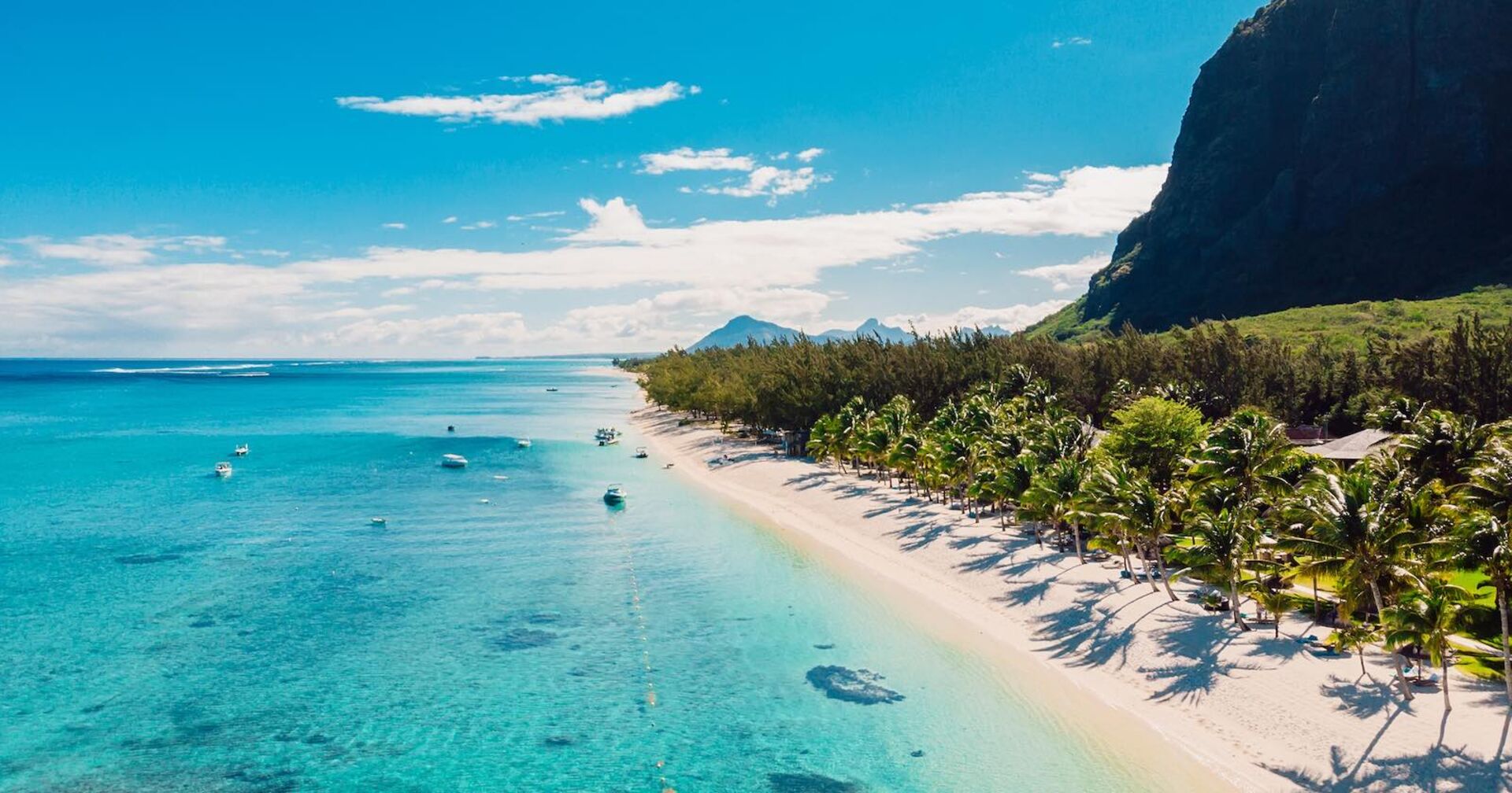 Traumstrand auf Mauritius mit türkisblauem Meer und Palmen.