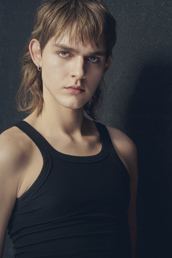 Maximilian ein Teilnehmer von GNTM 2024 mit einem Vokuhila.