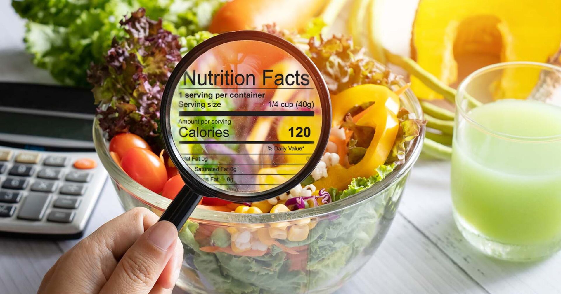 Salat mit einer Lupe | Credit: iStock.com/asiandelight