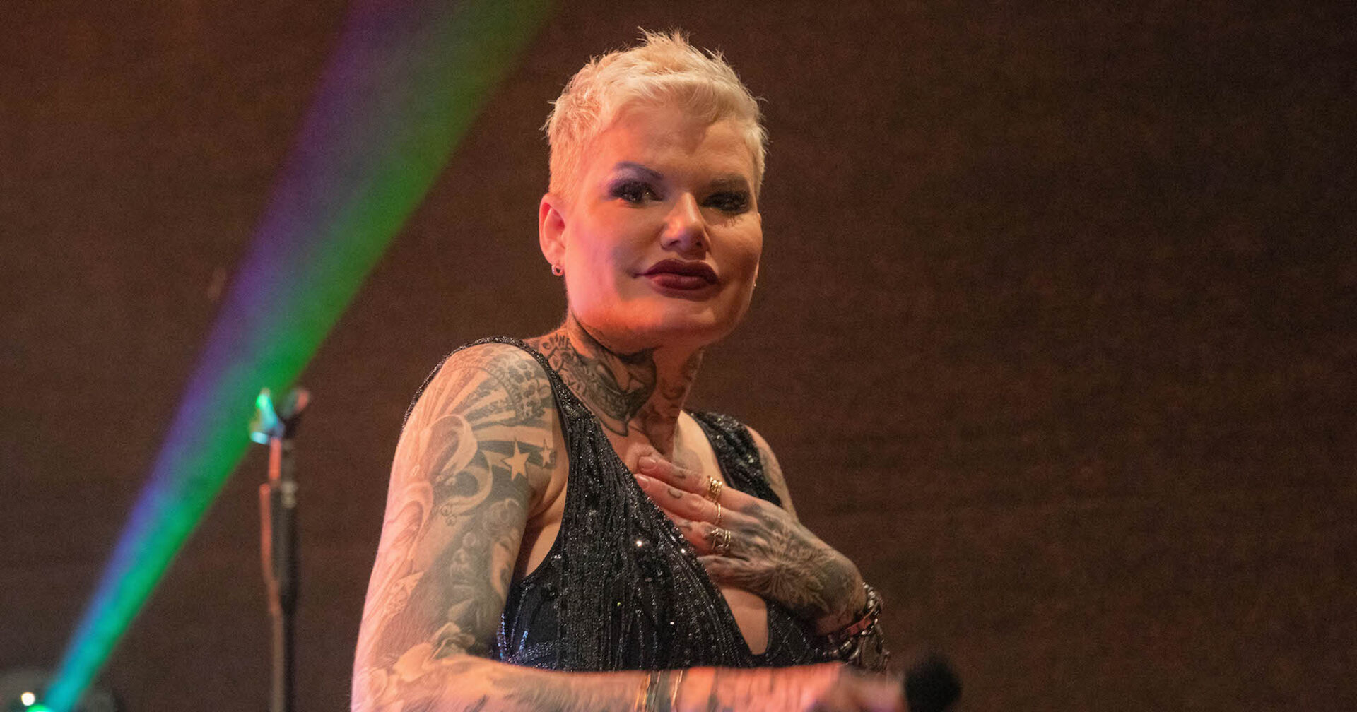 Schlagersängerin Melanie Müller bei einem Auftritt auf der Bühne.