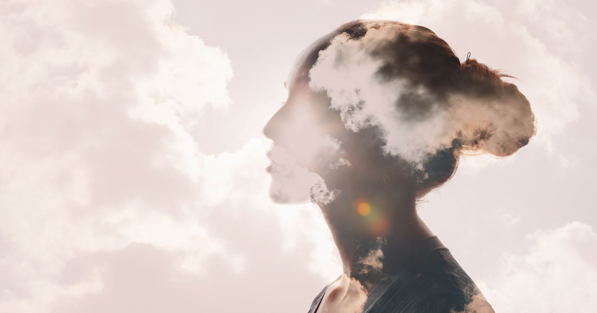 Frau schaut in die Ferne | Credit: iStock.com/primipil