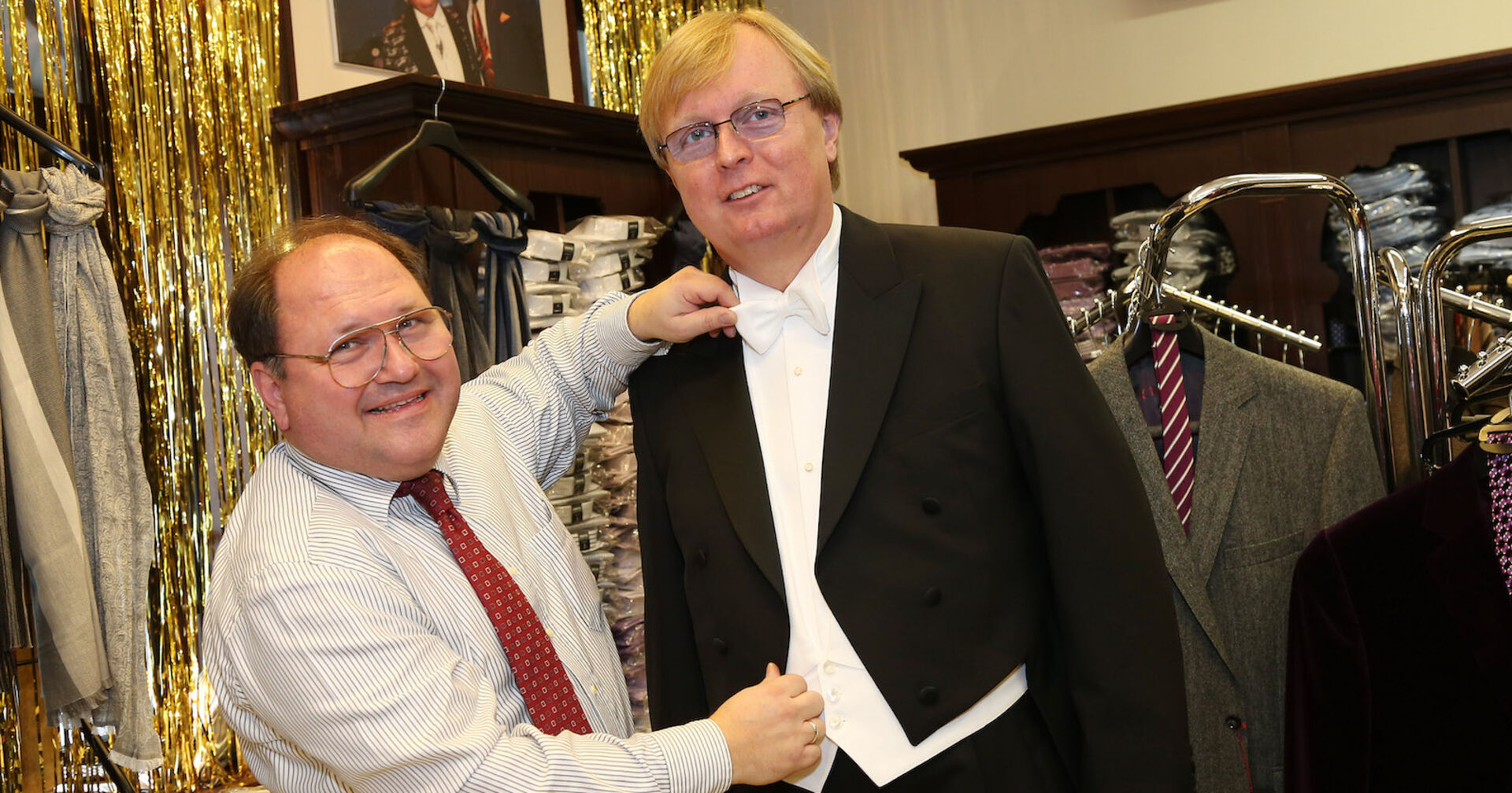 Schneider Michael Teuschler hilft Peter Schaider bei der Frack-Anprobe | Credit: Robin Consult