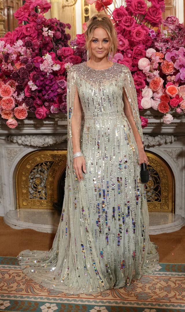 Mirjam Weichselbraun in einem silbernen Kleid.