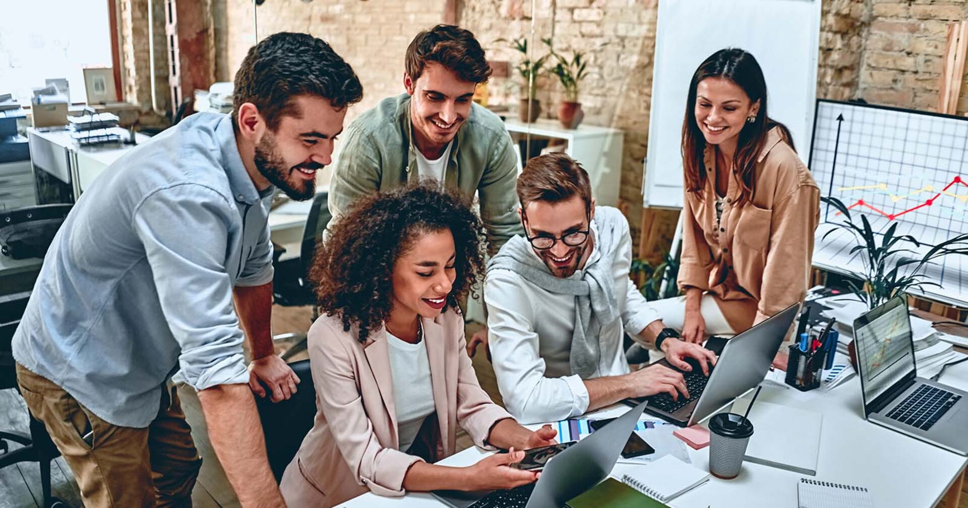 Mitarbeiter arbeiten zusammen | Credit: stock.adobe.com/Vasyl