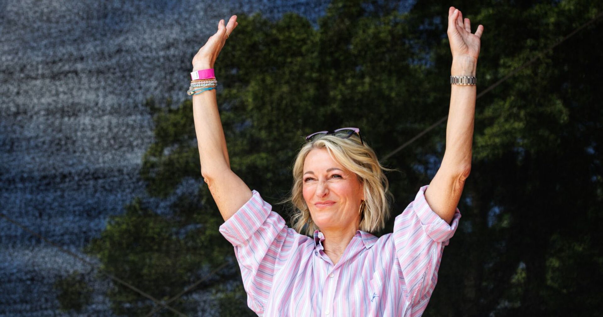 Monika Gruber streckt die Hände nach oben.