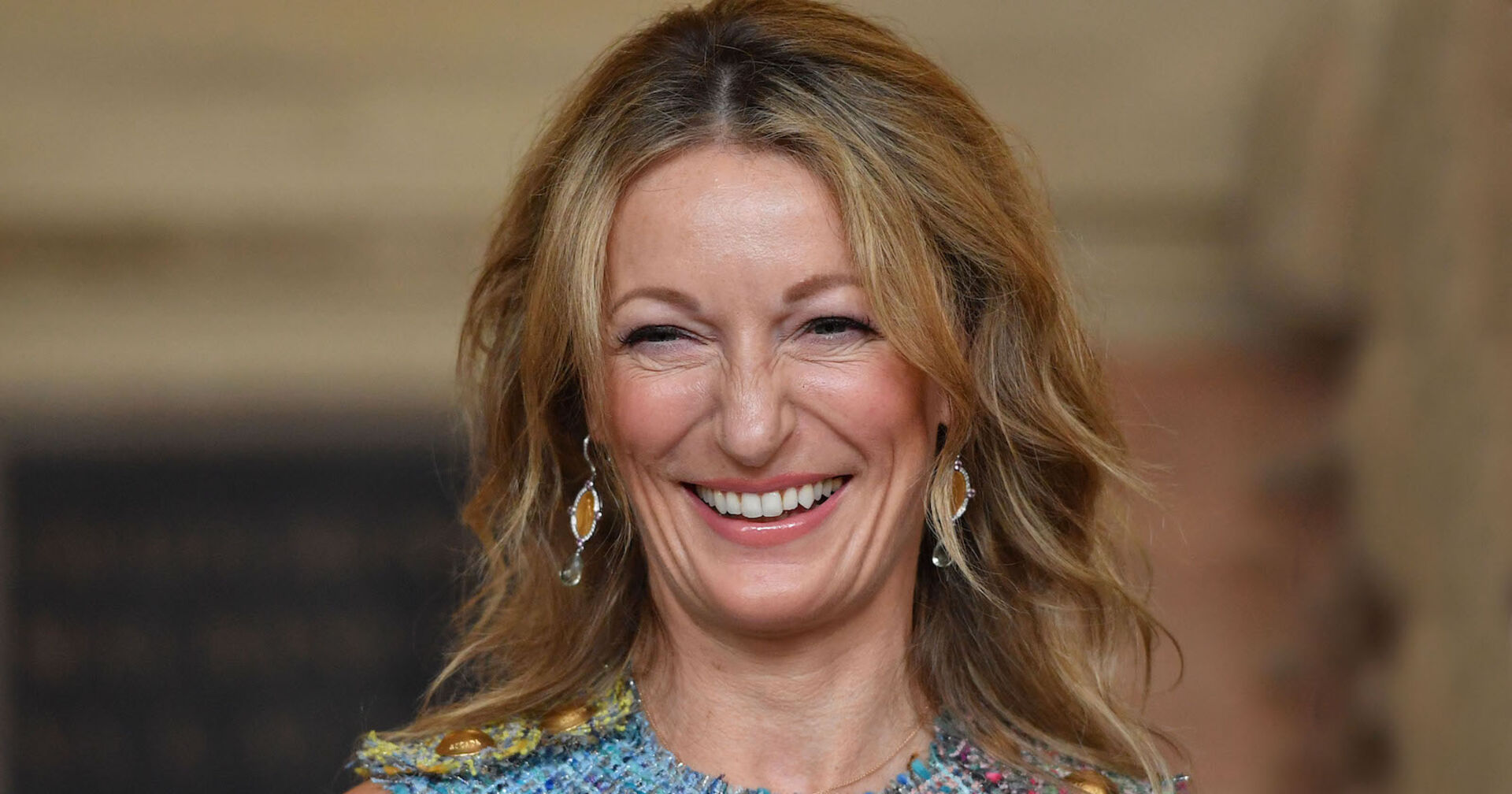 Monika Gruber mit offenen, blonden, gewellten Haaren.