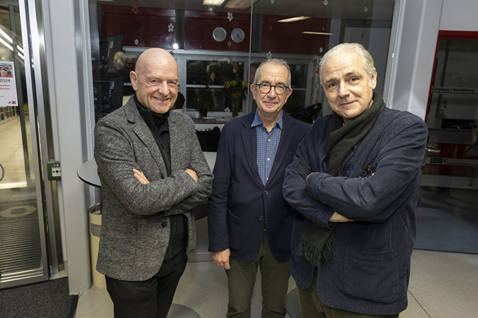 Oswin Längle (Längle Glas) und Otto Huber mit dem ausstellenden Künstler Gerold Tagwerker (v. li.)