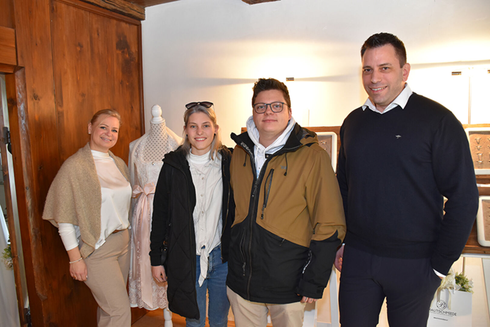Bei Brautschmiede Chefin Petra Höfle (li.): Selina Müller und Manuel Ortner mit Roger Höfle.