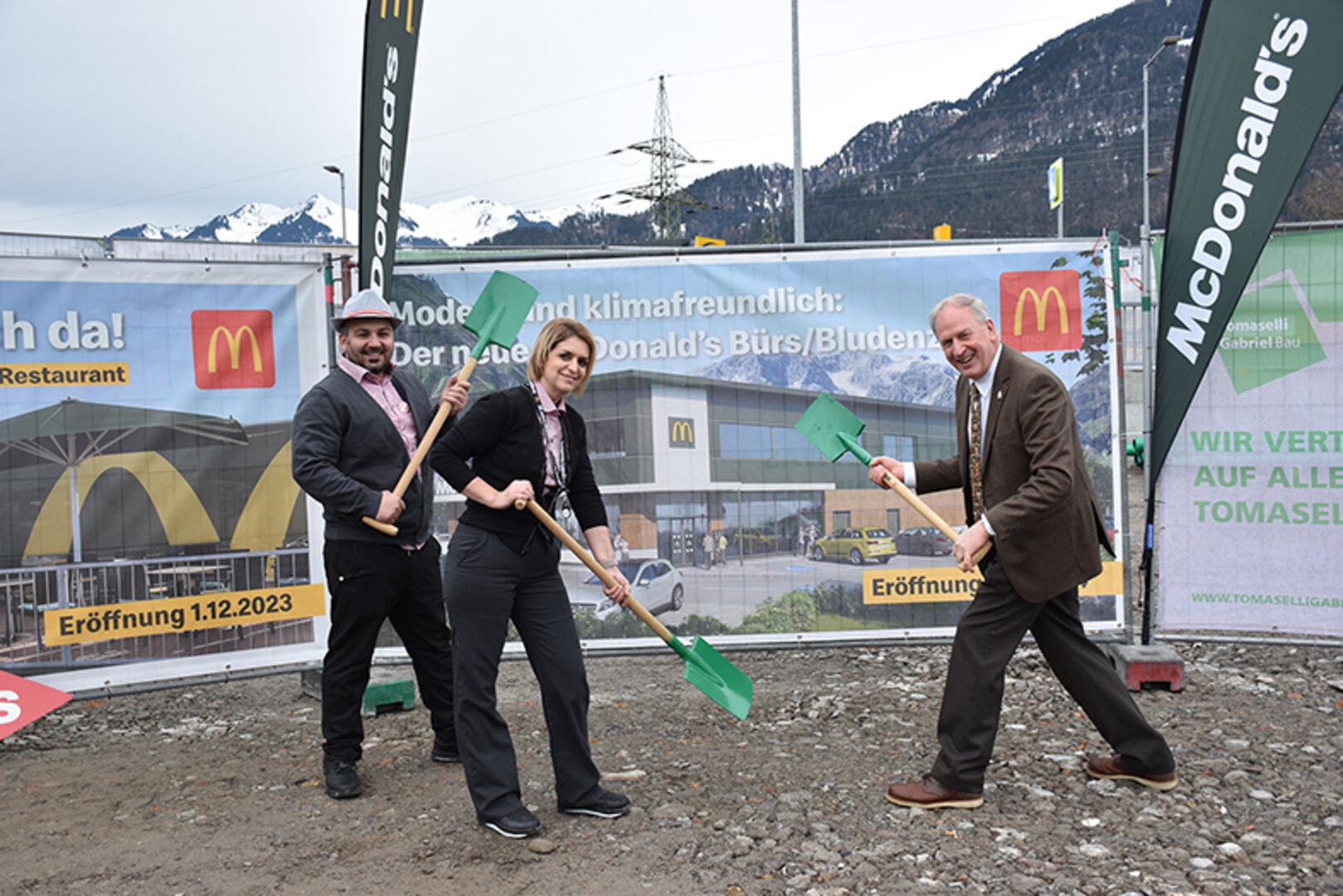 Loek Verslus (re.) beim Spatenstich mit Afzali Issa und Merisa Muminovic (mi.) für das neue 228-sitzplätzige Restaurant