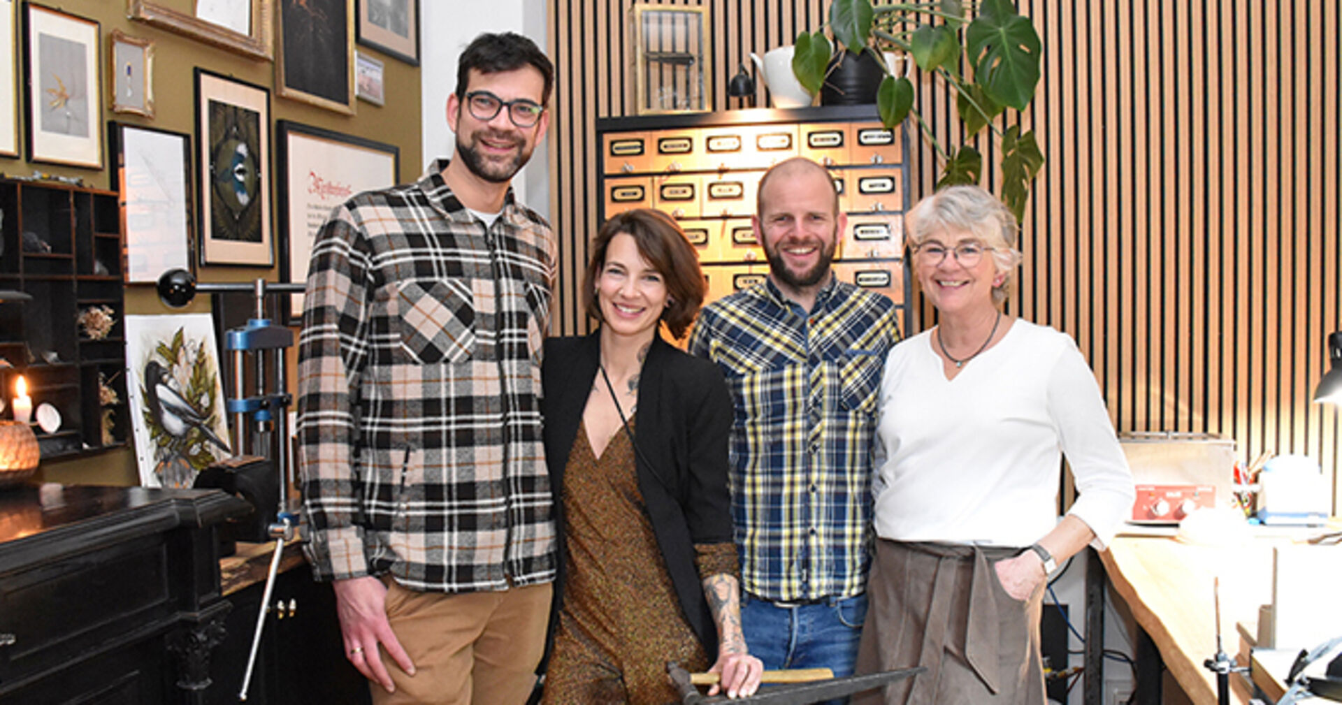 Gastgeberin und Goldschmiedemeisterin Katrin Eberhard mit Markus Andres (mi.), mit Bruder Simon Eberhard (li.) und Mama Ute Eberhard (re.)