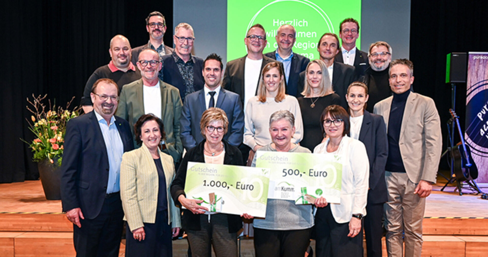 Vorstand der Wirtschaft amKumma mit Bürgermeister Rainer Siegele (Mäder) und den Hauptgewinnerinnen Sissy Schmid, Götzis, (€ 1000,–) und Christine Karnekar, Rankweil (€ 500,–)