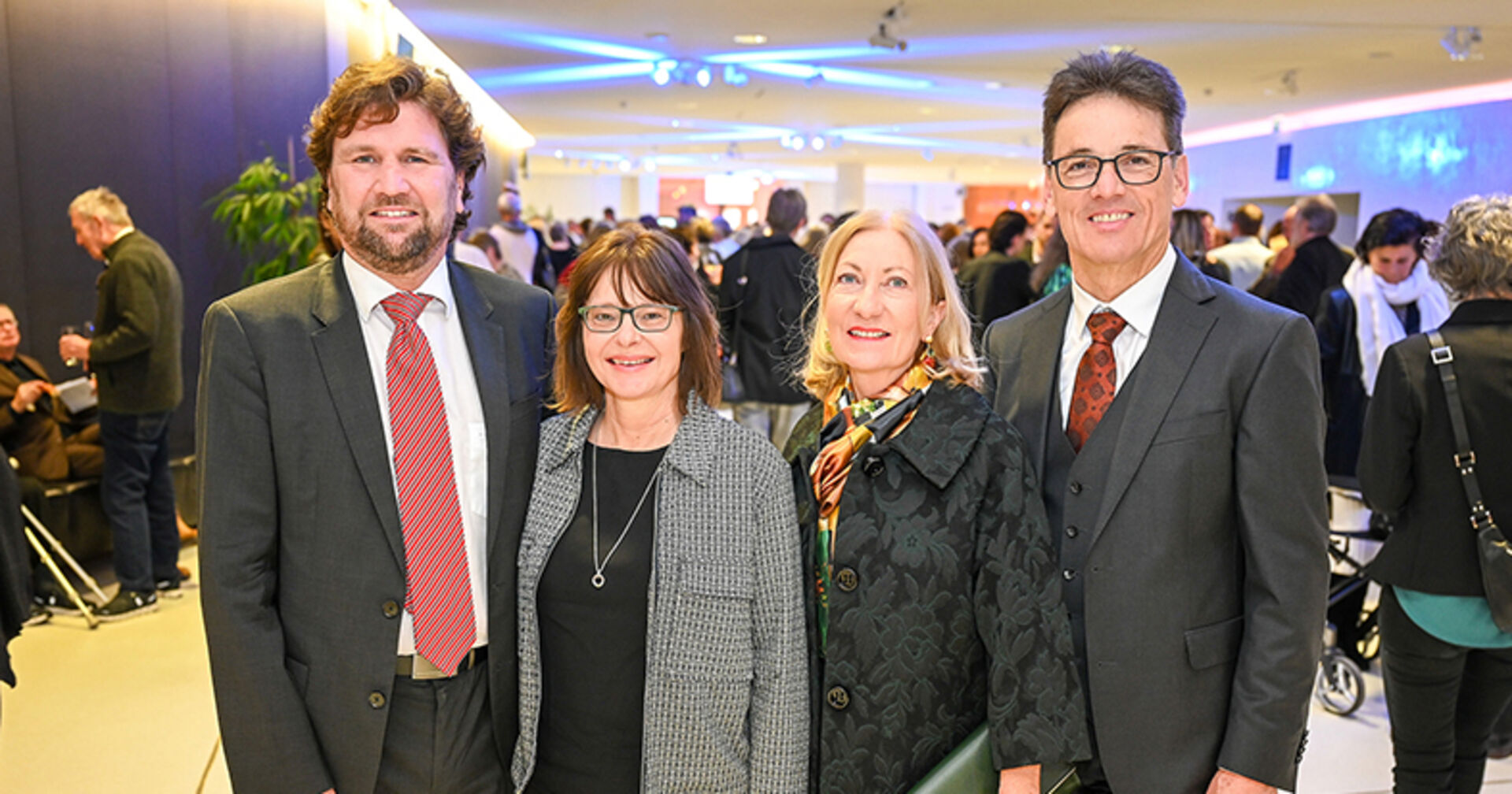Hypo Vorarlberg Vorstandsvorsitzender Michel Haller (li.) mit Susanne und Vorstand Wilfried Amann (re.) mit Leane.