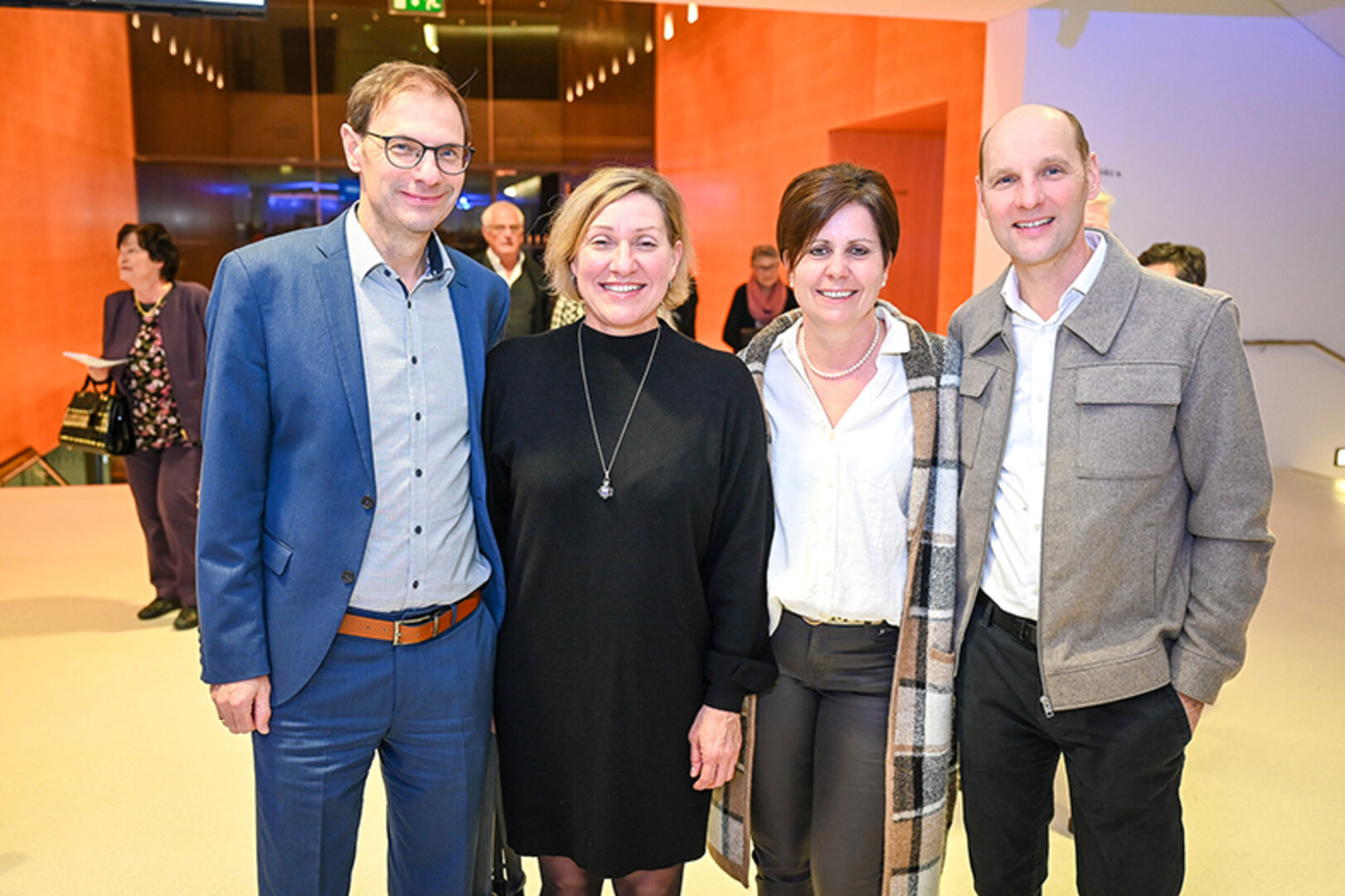 Filialdirektor Egon Gunz (Hypo Dornbirn) mit Brigitte, Yvonne und Burkhard Gunz (v. li.)