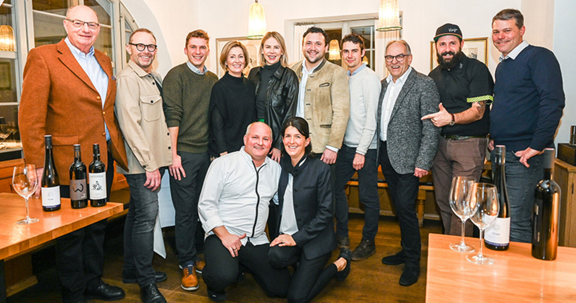 Kornmesser Wirtepaar und Gastgeber Thomas und Theresia Zwerger mit  österreichischen Winzern aus acht verschiedenen Weingütern beim Winzertreff.