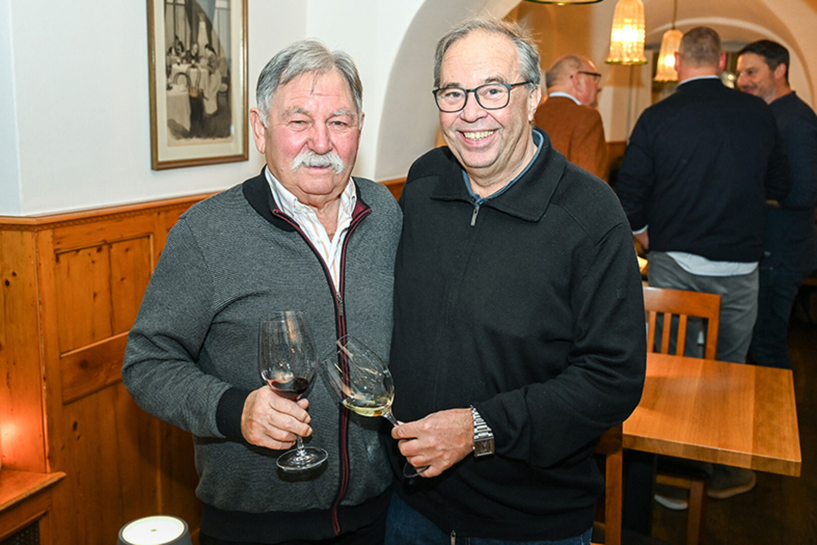 Reinhard Hagspiel und Weinhändler Walter Pfanner (v. li.)