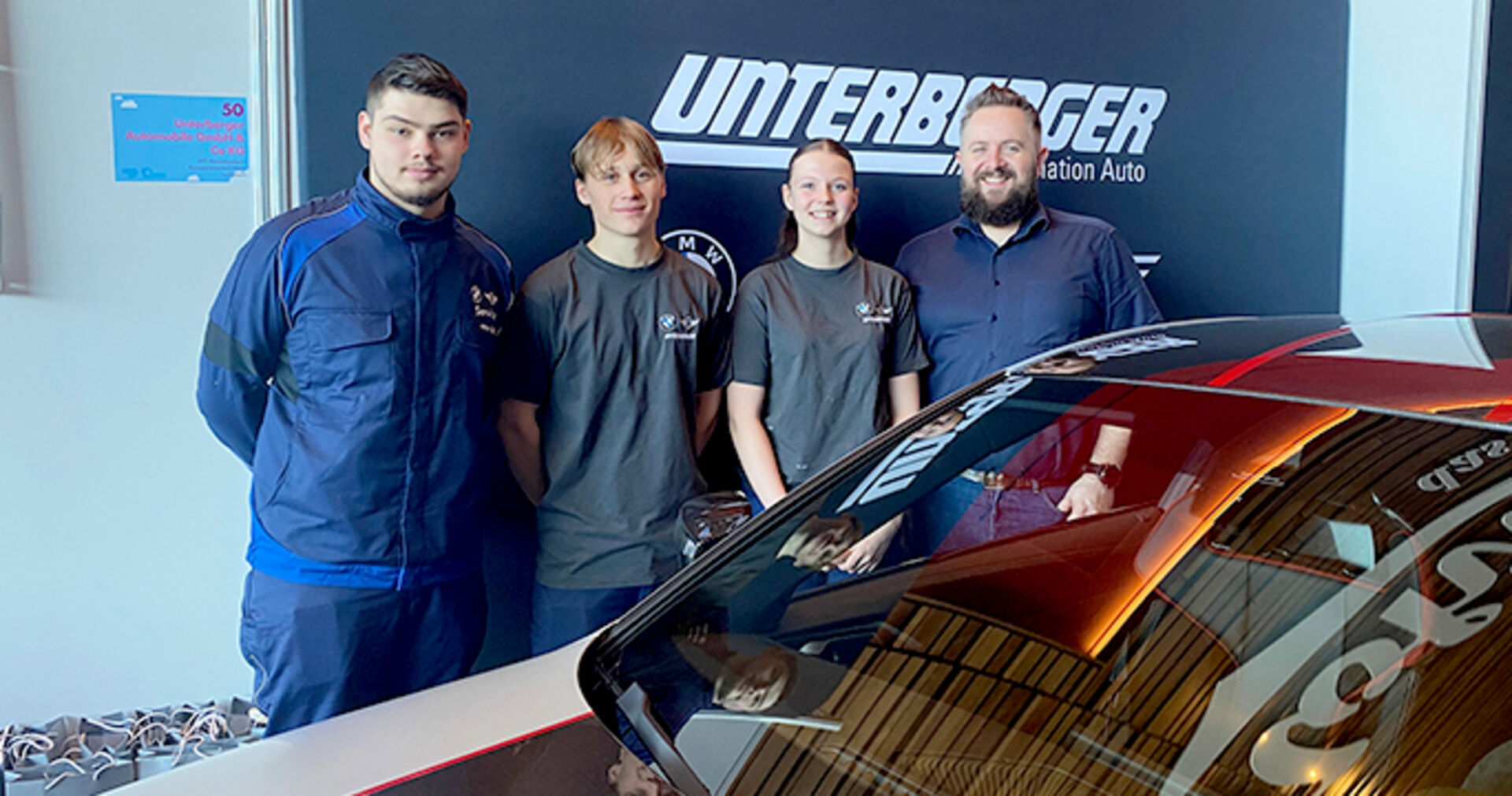 Unterberger Automobile: Arda Üzel, Simon Wolf und Emilie Greif mit Lehrlingsausbildner Andreas Kiene (v. li.)
