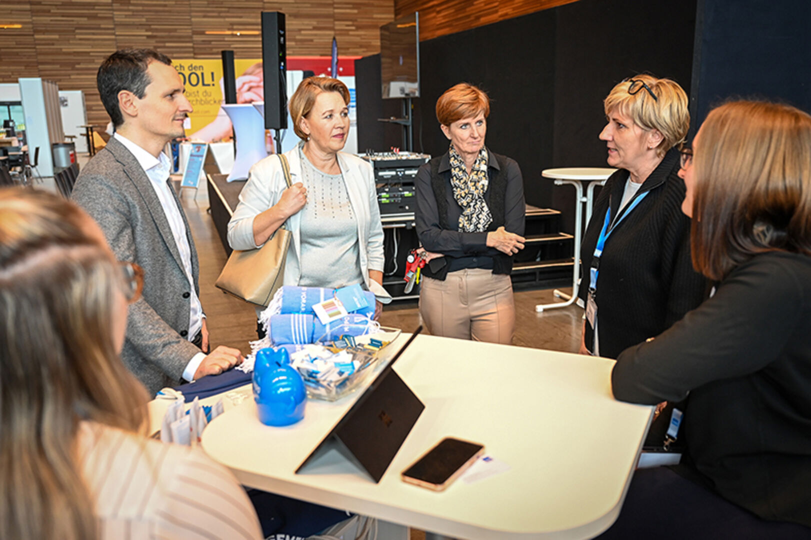 Vize-Bgm. Julian Fessler, Bürgermeisterin Andrea Kaufmann und Messe Geschäftsführerin Sabine Tichy-Treiml (v. li.)