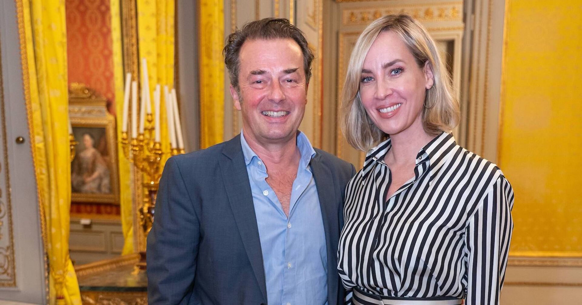 Nadja Bernhard mit einem gestreiften Outfit und Peter Beuchel mit einem Sakko.