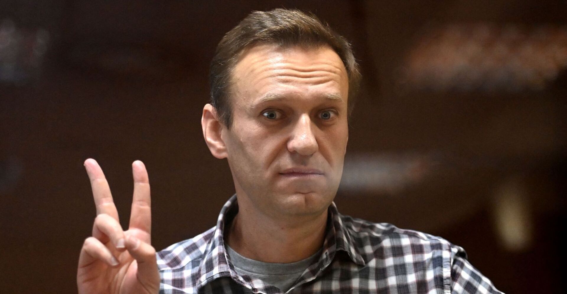 Nawalny kurz vor seiner Verurteilung im Februar 2021. Er zeigt das Victory-Zeichen und wirkt angespannt