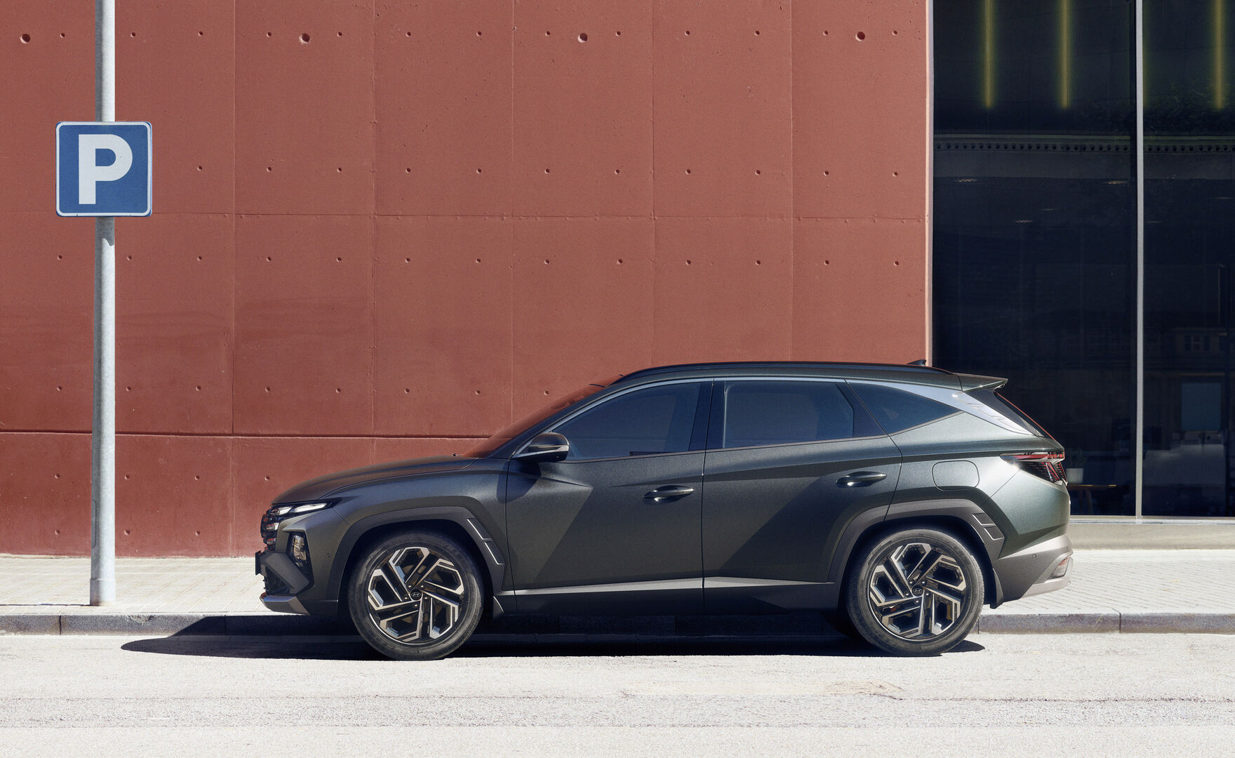 Beim Fünfsitzer gehen Stoßfänger und Unterfahrschutz nahtlos ineinander über und sorgen für einen optisch breiteren Auftritt.