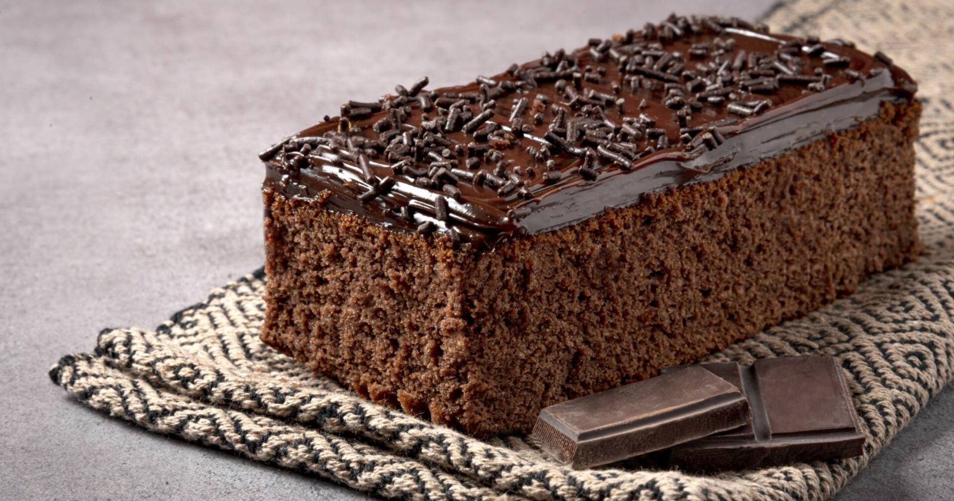 Saftiger Nutellakuchen platziert auf einer geometrischen Stoffserviette