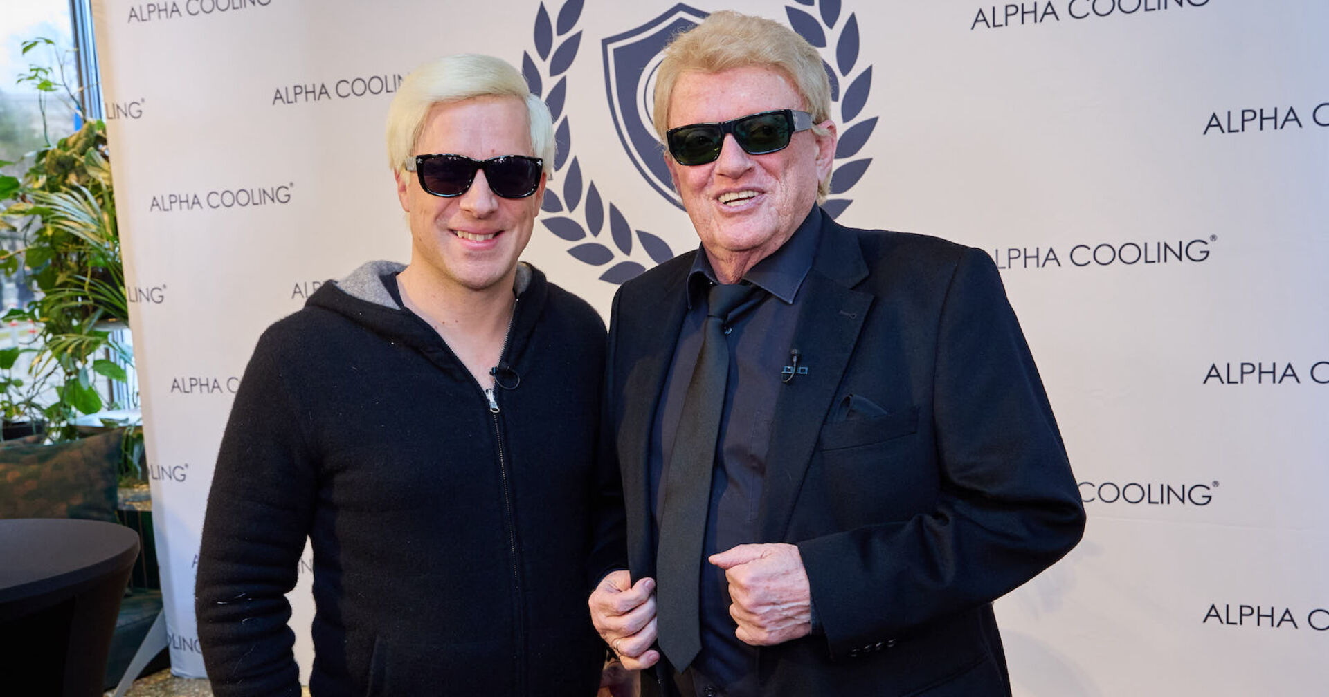 Oliver Pocher und Schlagerstar Heino im gleichen Look mit blonden Haaren und schwarzer Sonnenbrille.