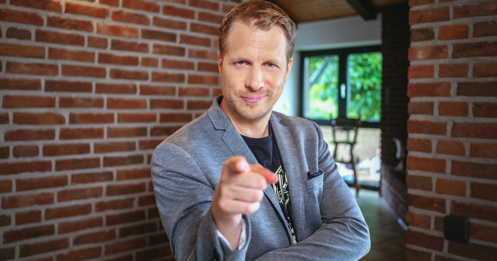 Oliver Pocher zeigt mit dem Finger in die Kamera