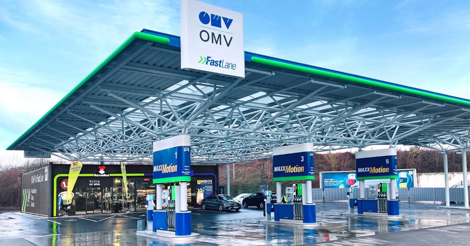 Ansicht einer OMV Tankstelle von schräg unten
