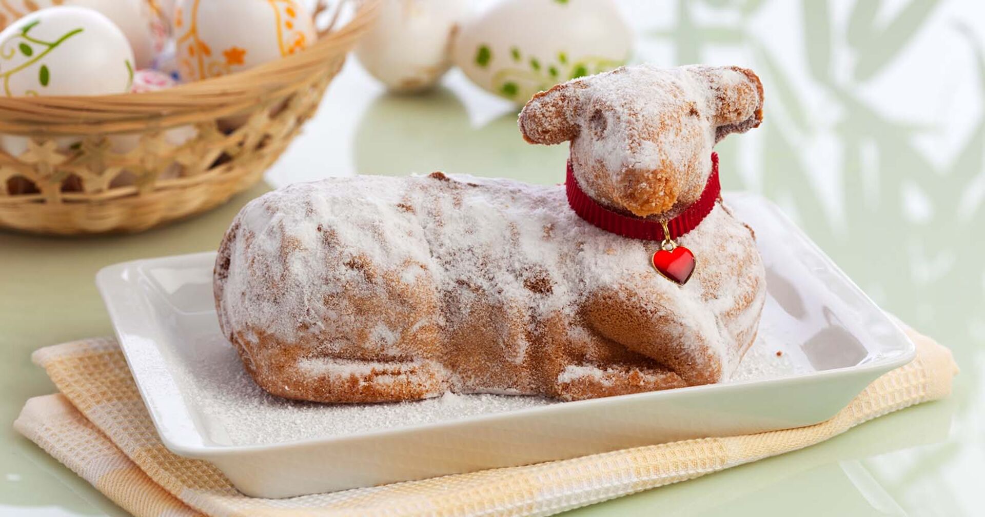 Süßes Osterlamm auf einem Teller | Credit: iStock.com/eyewave
