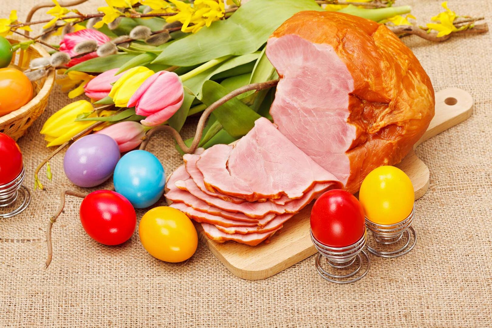 Osterschinken mit Eier | Credit: iStock.com/erierika