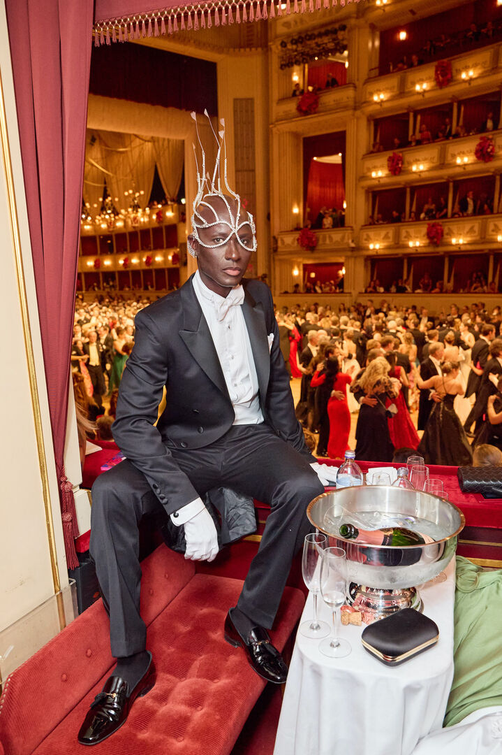 Papis Loveday mit Kopfschmuck in silber auf dem Opernball.