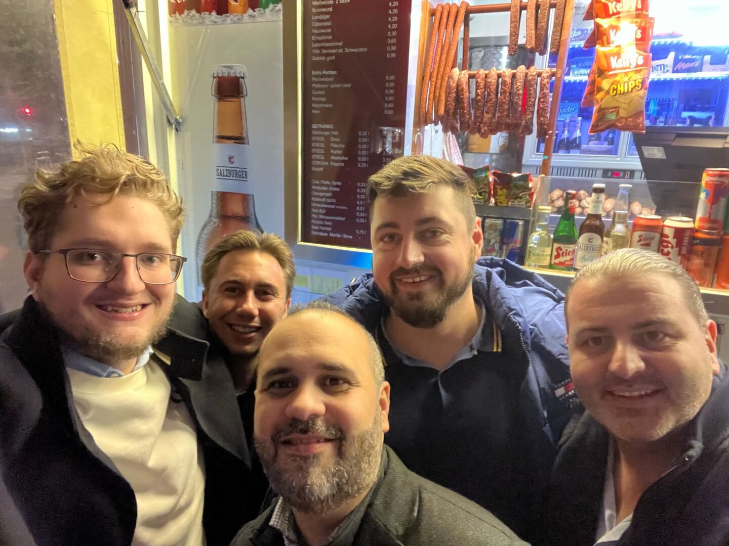 FPÖ-Kandidat Paul Dürnberger mit Freunden vor einem Salzburger Würstelstand.