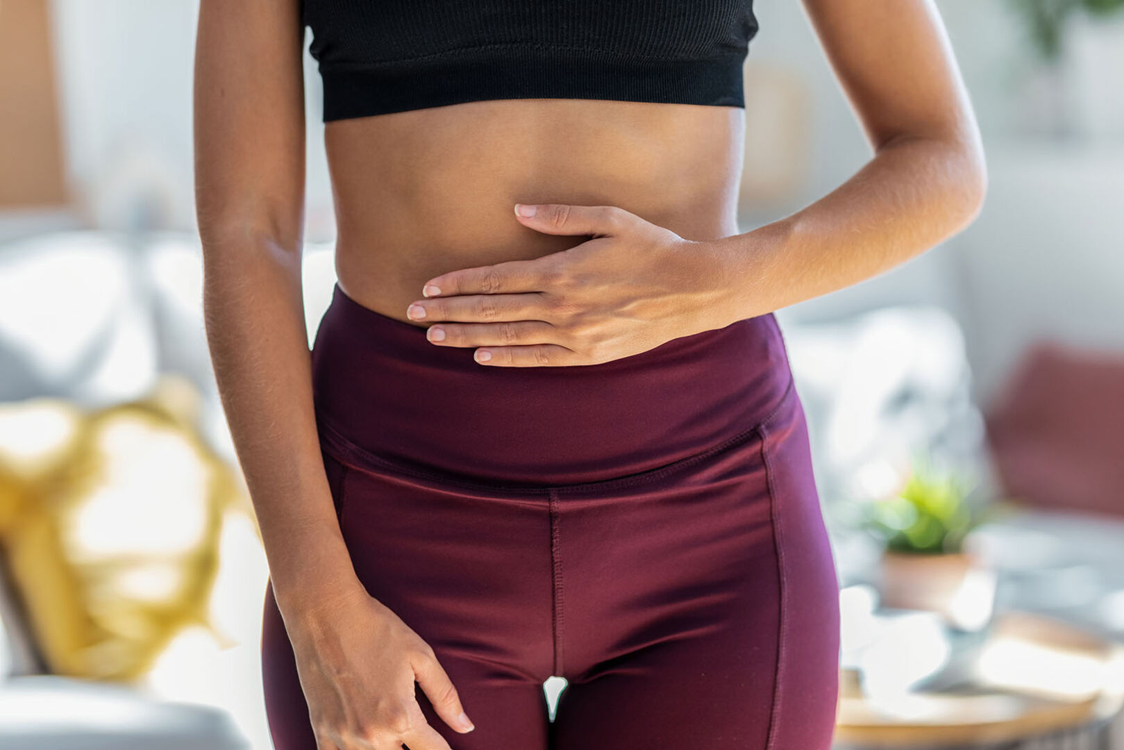 Frau greift sich an Bauch | Credit: iStock.com/nensuria