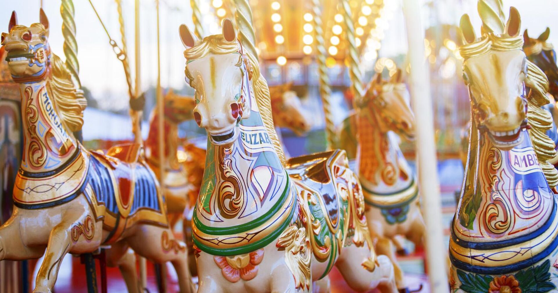 Plastikpferde an einem Karussell.