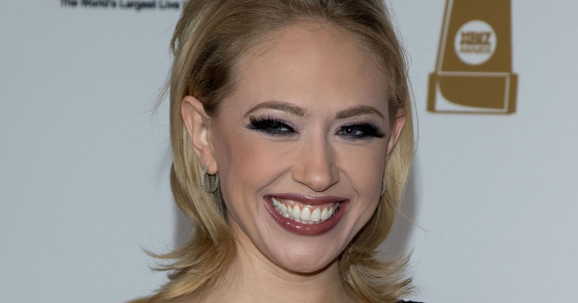 Der Pornostar Kagney Linn Karter mit blonden offenen Haaren.