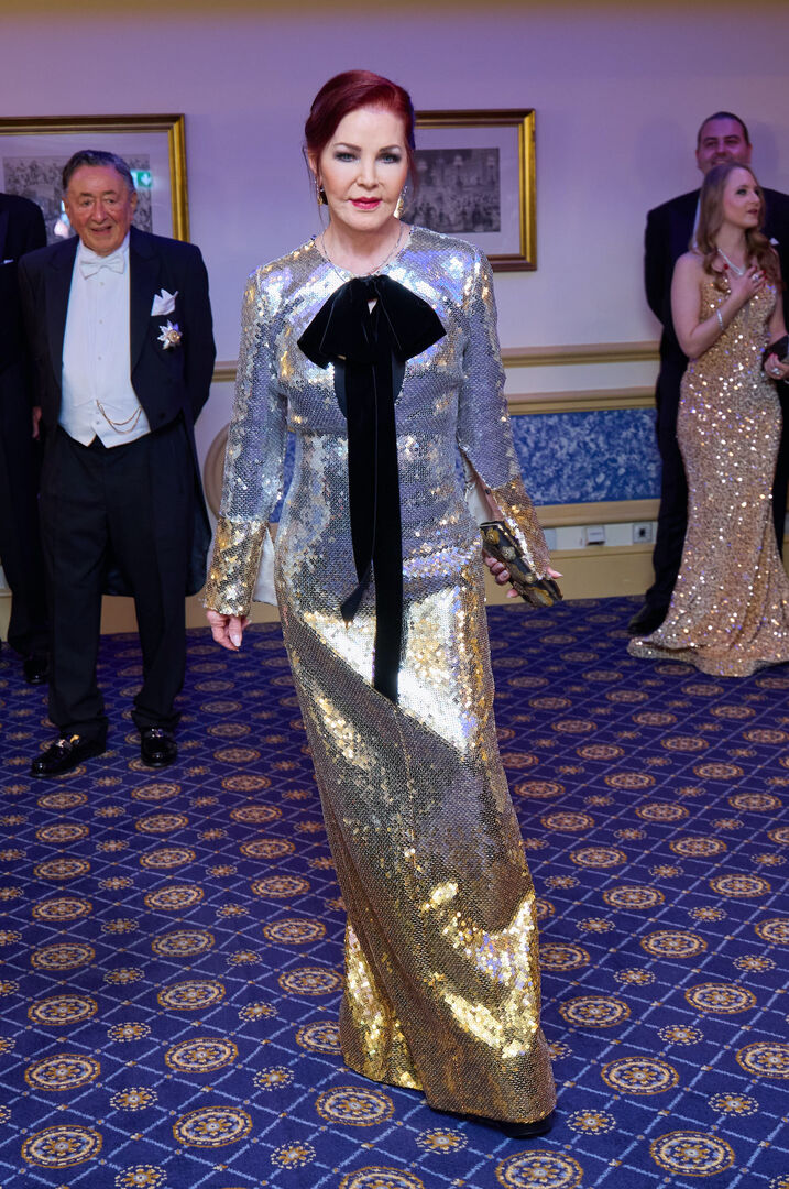 Priscilla Presley ine inem Paletten Kleid.