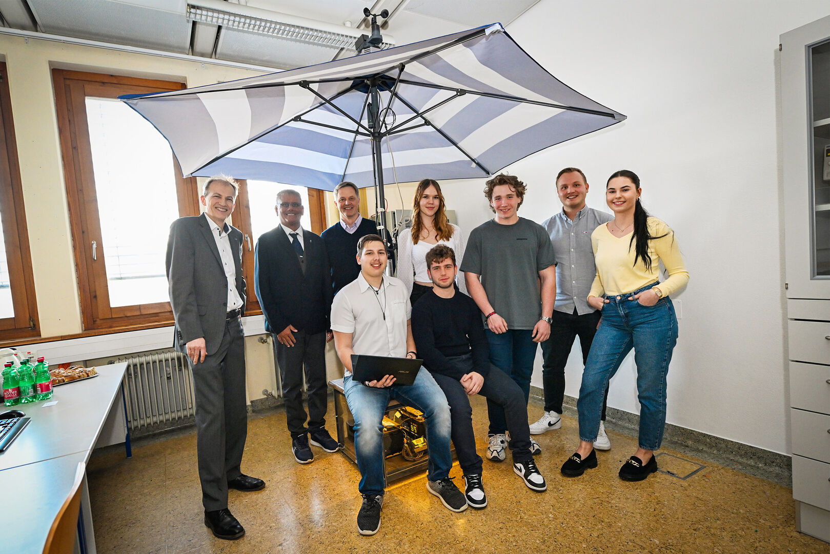 Smarter Sonnenschirm mit Projektteam