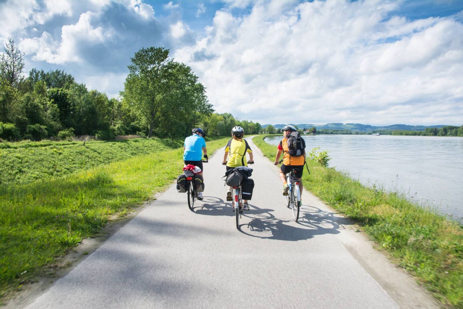 Drei Radfahrer am Radweg von Wien nach Passau unterwegs.
