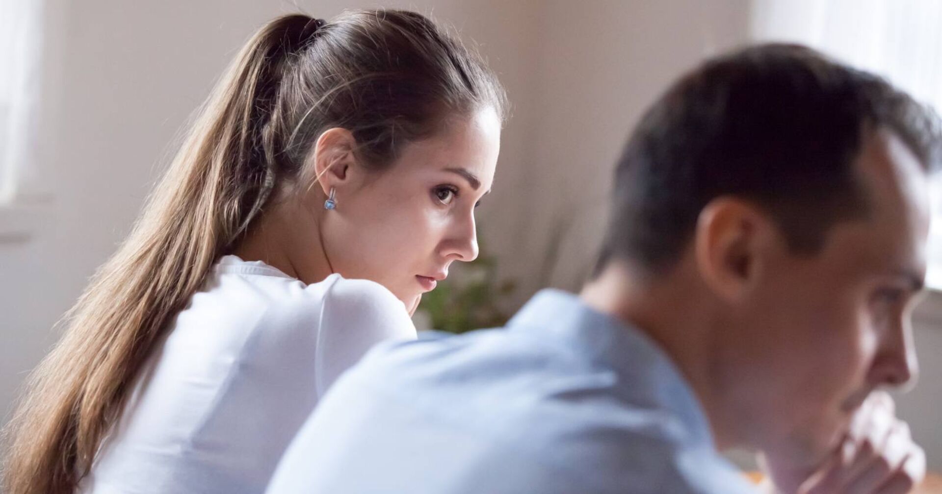 Eine junge Dame mit &quot;Rebecca Syndrom&quot; richtet ihren Blick skeptisch auf ihren Freund