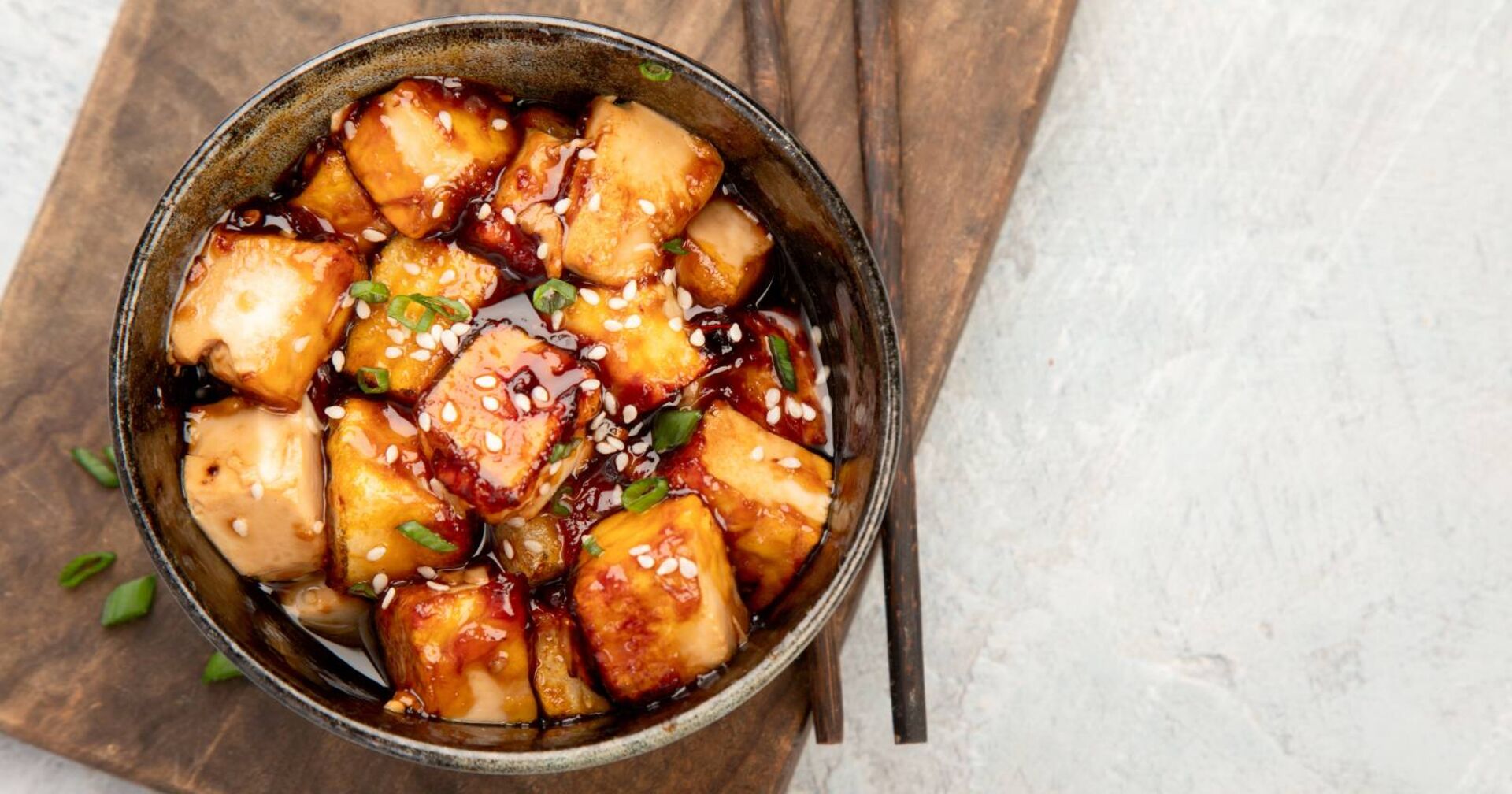 Keramikschale mit glasiertem Tofu und Sesamkörner