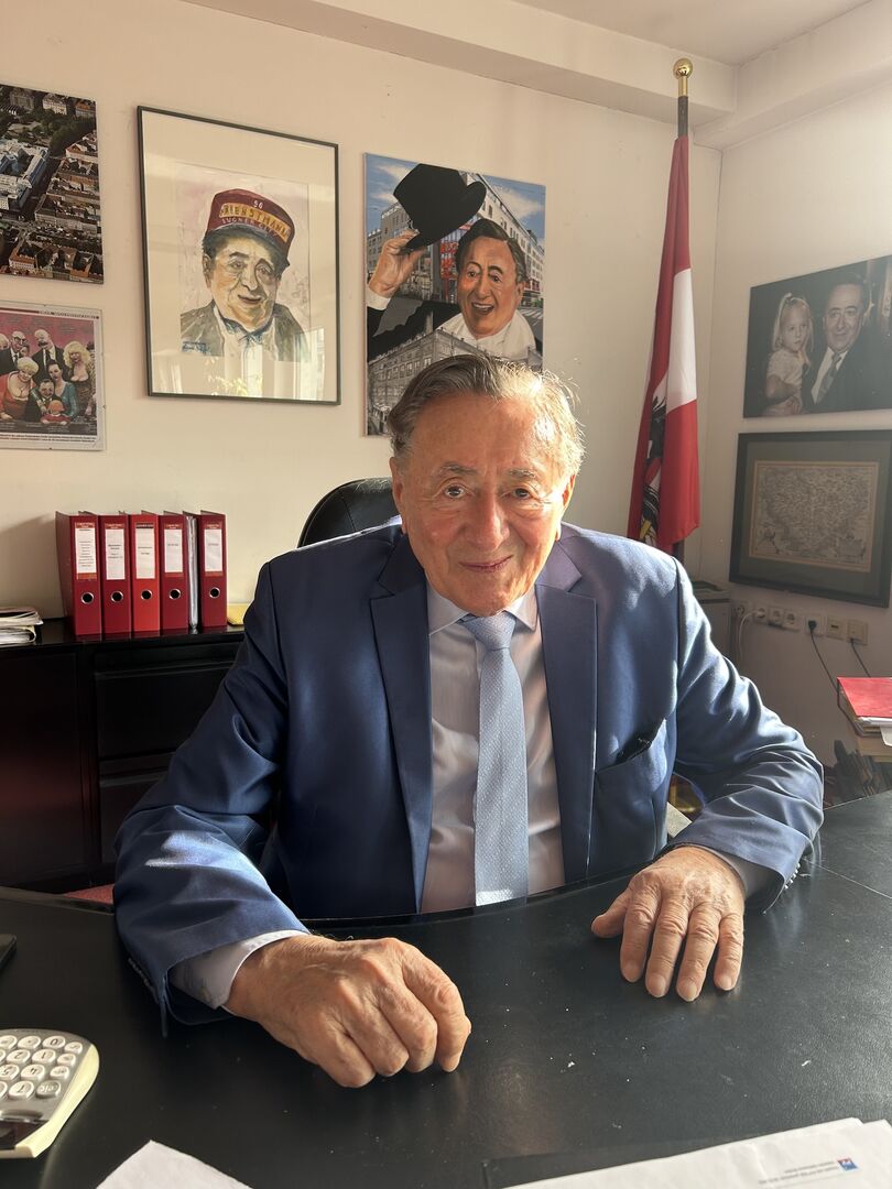 Richard Lugner in einem blauen Anzug mit einer hellblauen Krawatte.