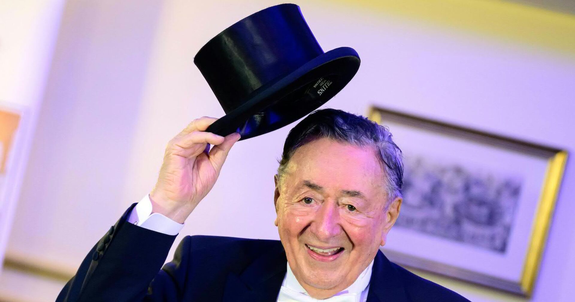 Richard Lugner mit einem Zylinder und einem Frack beim Opernball in Wien.