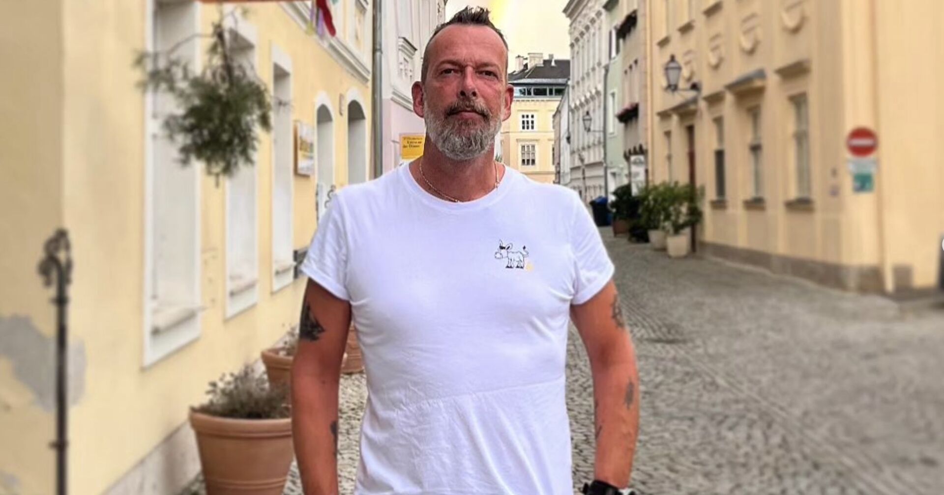 Robert Kratky mit einem weißen T-Shirt in einer Gasse in der Wachau.