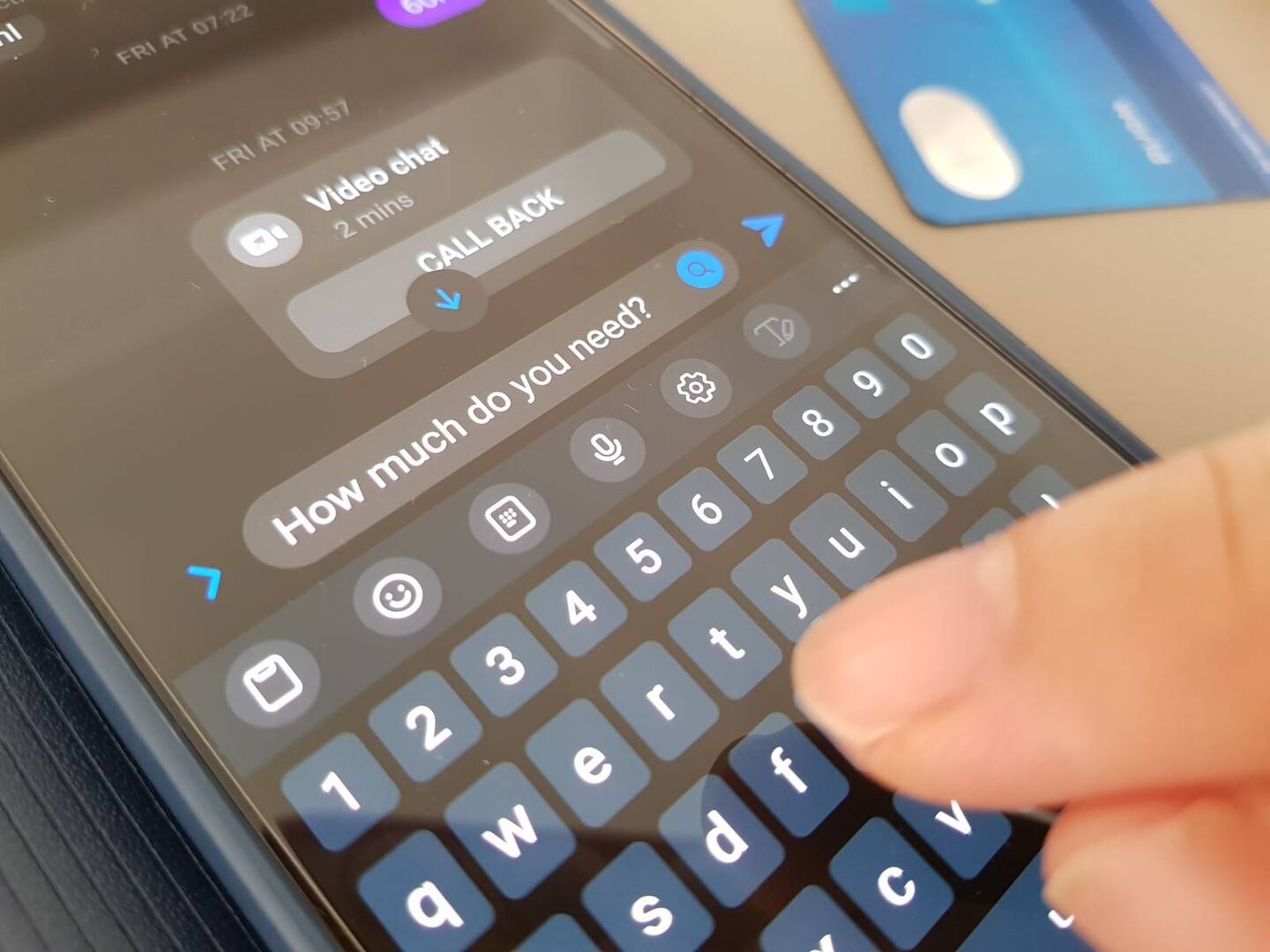 Handydisplay mit vorbereiteter SMS, die besagt &quot;Wie viel Geld brauchst Du?&quot;
