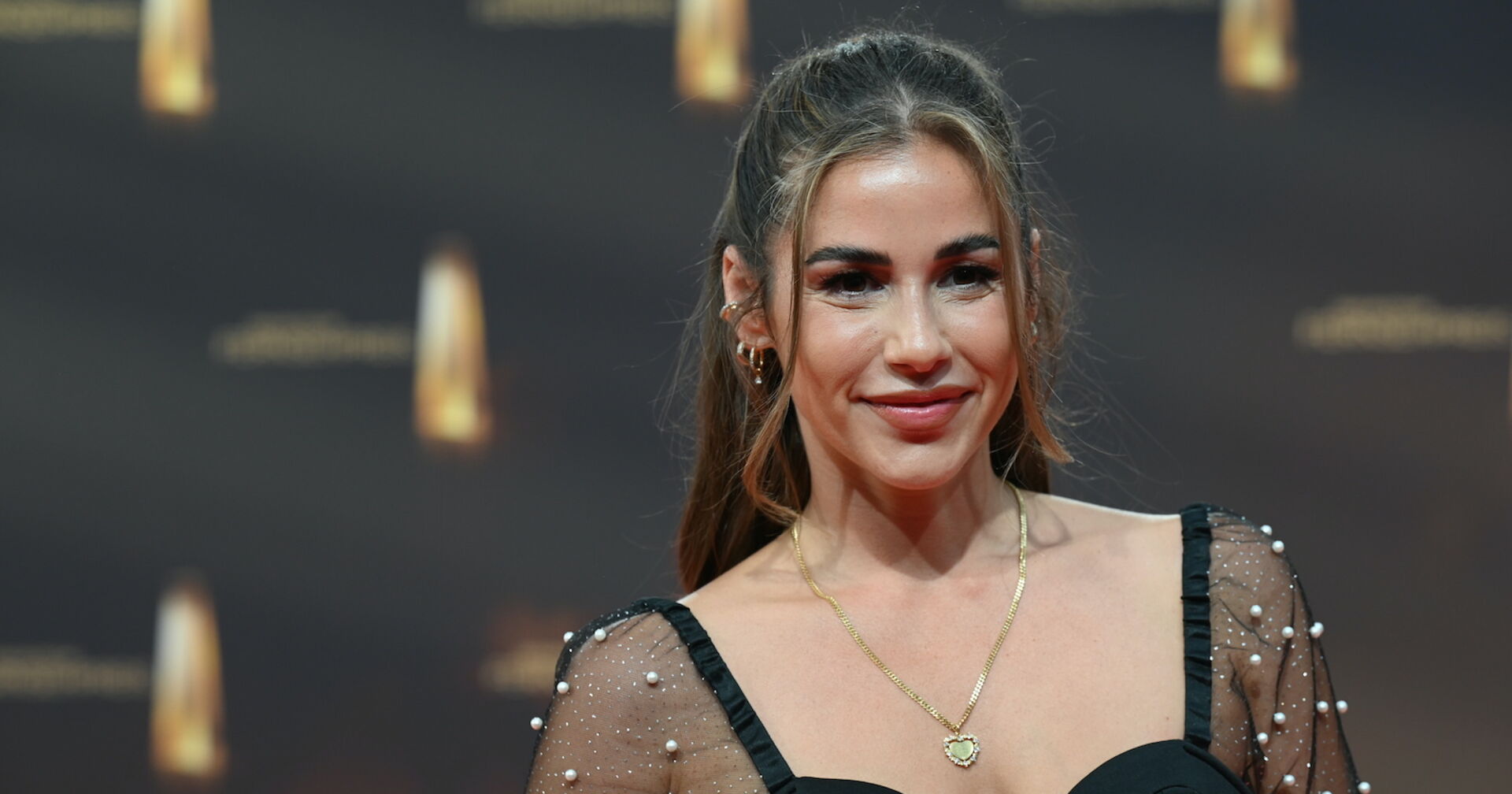 Sarah Engels auf dem Red Carpet in einem schwarzen Kleid.