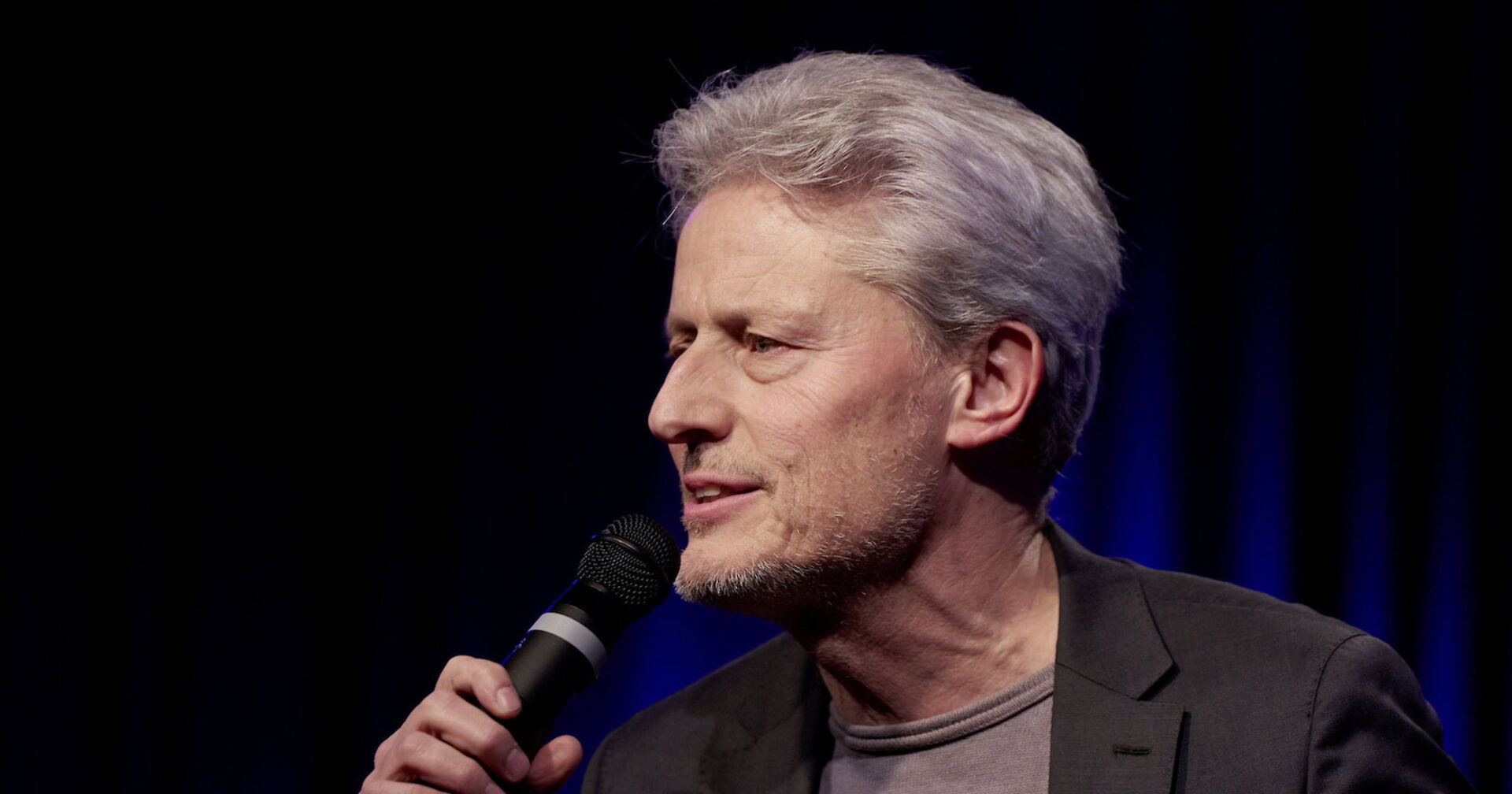 Der Kabarettist Florian Scheuba mit Mikro auf der Bühne - er gilt als einer der schärfsten Satiriker des Landes.