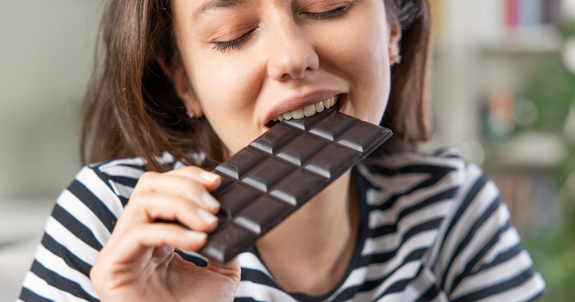 Frau isst Schokolade | Credit: iStock.com/eternalcreative