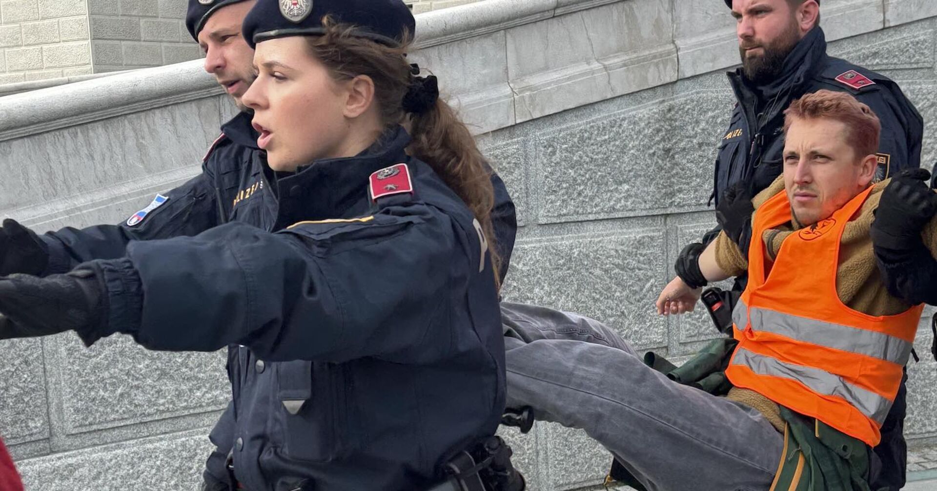 Julian Schütter wird von drei Polizisten &quot;weggetragen&quot;.