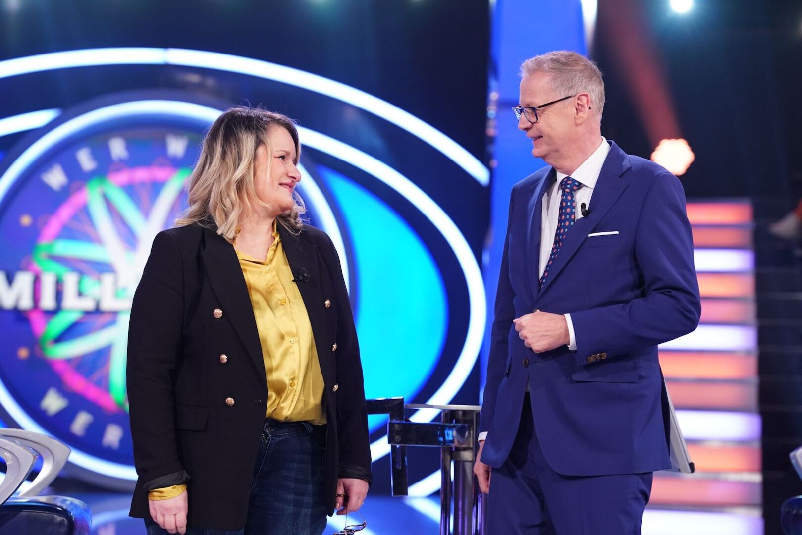 Günther Jauch mit einer Kandidatin bei &quot;Wer wird Millionär?&quot;